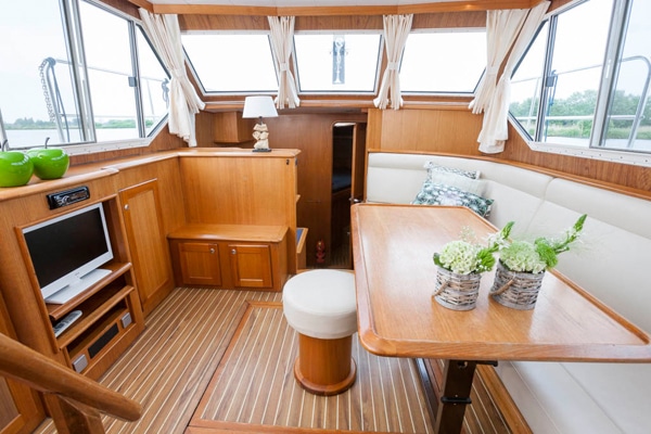Salon der Motoryacht Drait 47