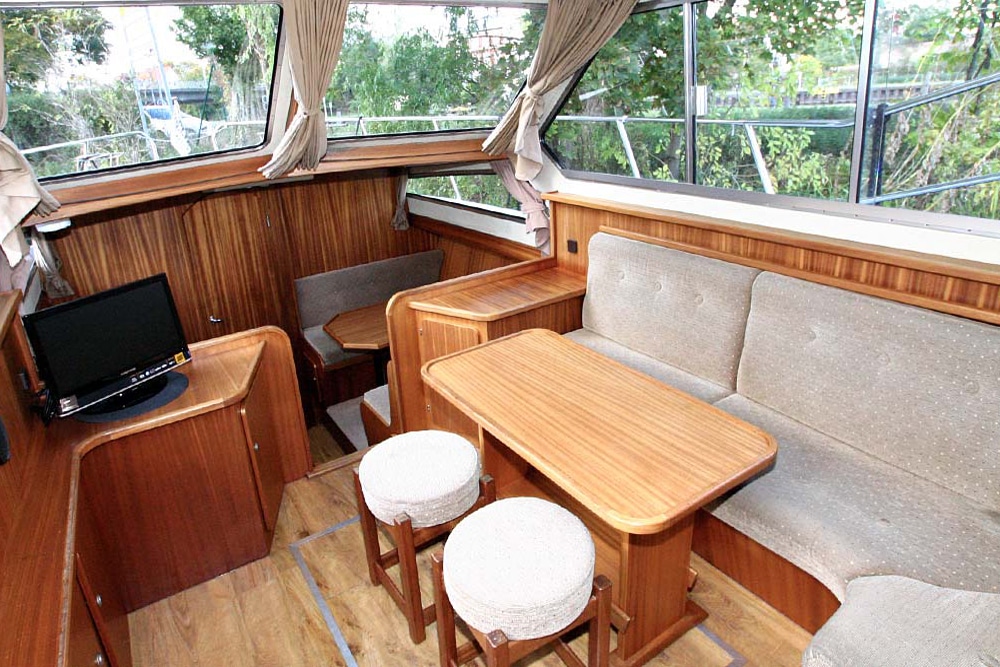 Salon Motoryacht Succes 1000 Sport