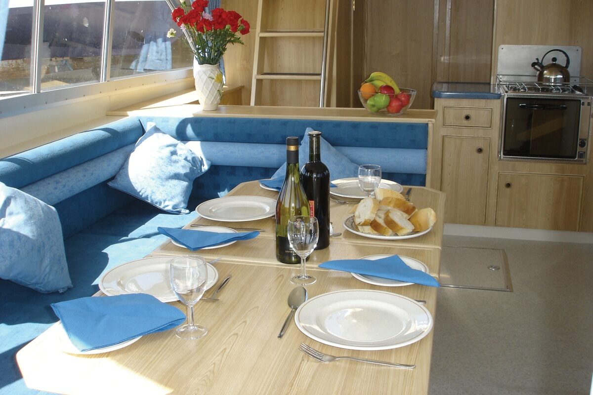 Salon auf Hausboot Tango