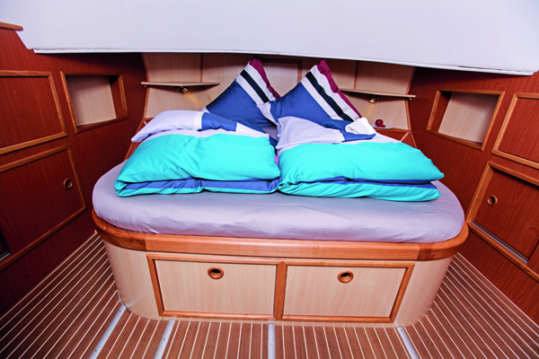 Schlafkabine Bug mit großes Doppelbett