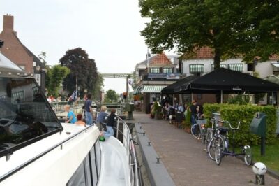 Schleuse auf Hausbootfahrt in Friesland