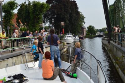 Hausboot unter Brücke in Friesland