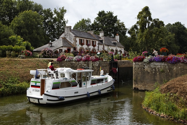 Vor der Schleuseneinfahrt Penichette Hausboot