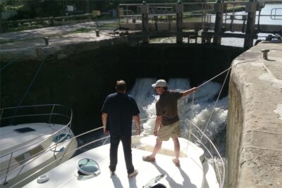 In der Schleuse am Canal du Midi