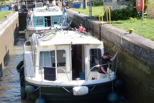 Schleuse mit Eau Claire Boote im Elsass