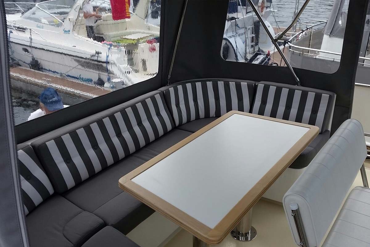 Sonnendeck mit Sitzcouch und Tisch