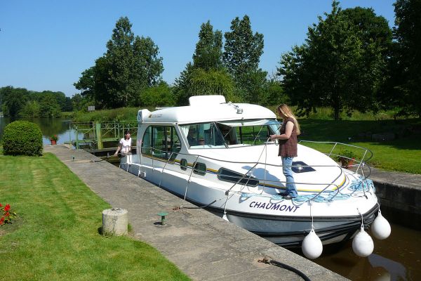 Hausboot Nicols Sedan 1000 in Schleuse
