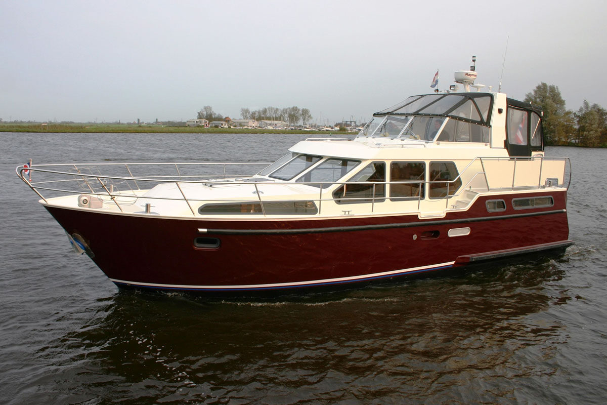 Seitenansicht Motoryacht Smelne 1180 Mayenne