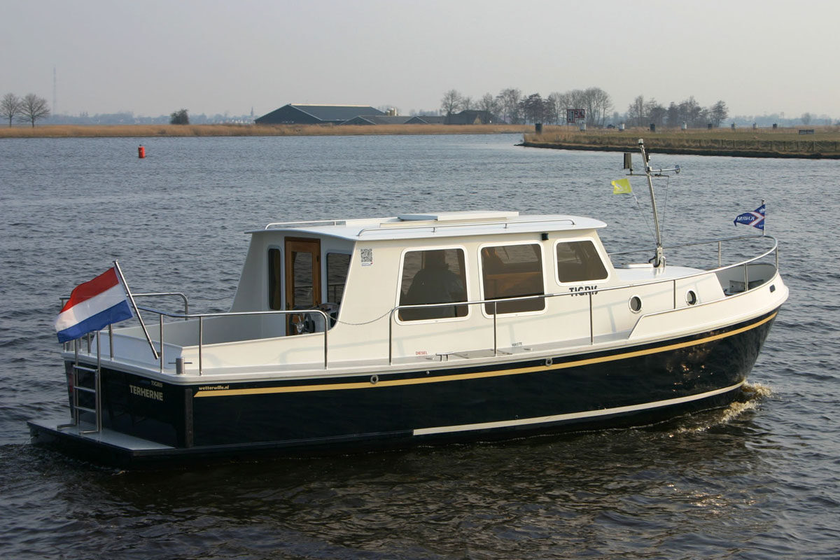 Heckansicht Motorboot Simmerskip 900