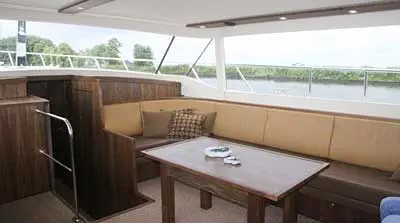 Tisch und Sitzmöglichkeiten Babro Boot