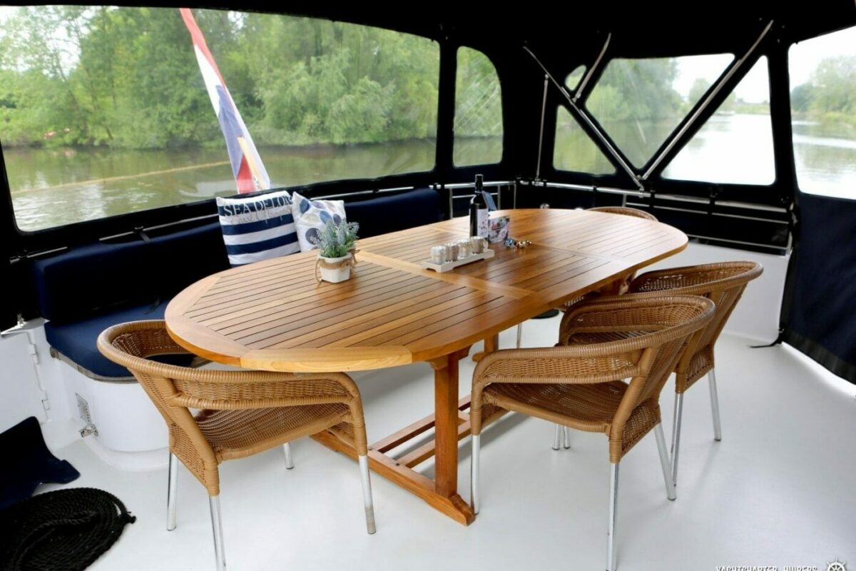 Tisch mit Stühlen auf Sonnendeck Motorboot Royal