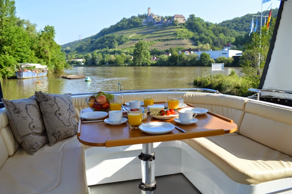 Sonnendeck mit Sitzecke und Tisch Infinity