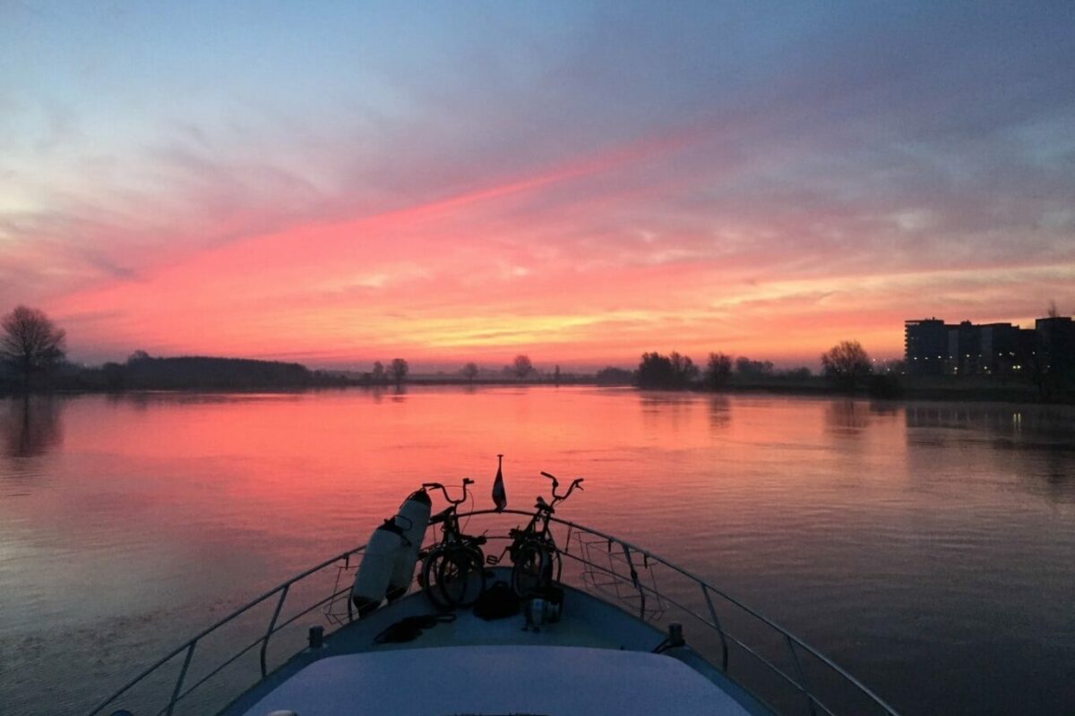 Sonnenuntergang Motorboot Geminus