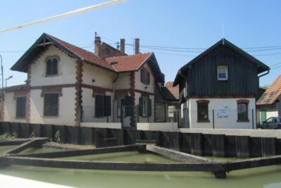 Häuser am Ufer im Elsass