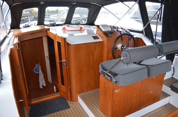 Steuerstand Motoryacht Bravoure 34 Cabrio