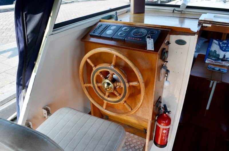 Steuerstand Motoryacht Doerak 850 Quinto