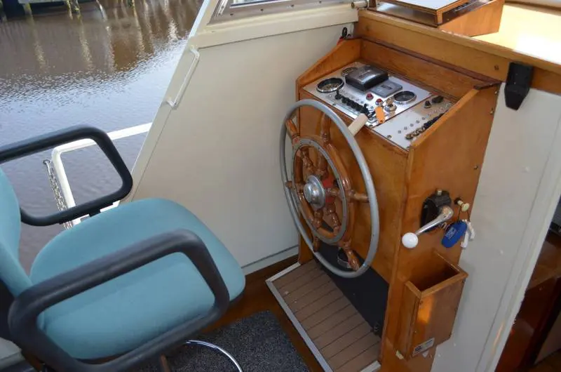 Steuerstand Motoryacht Doerak 850 Eau Sauvage