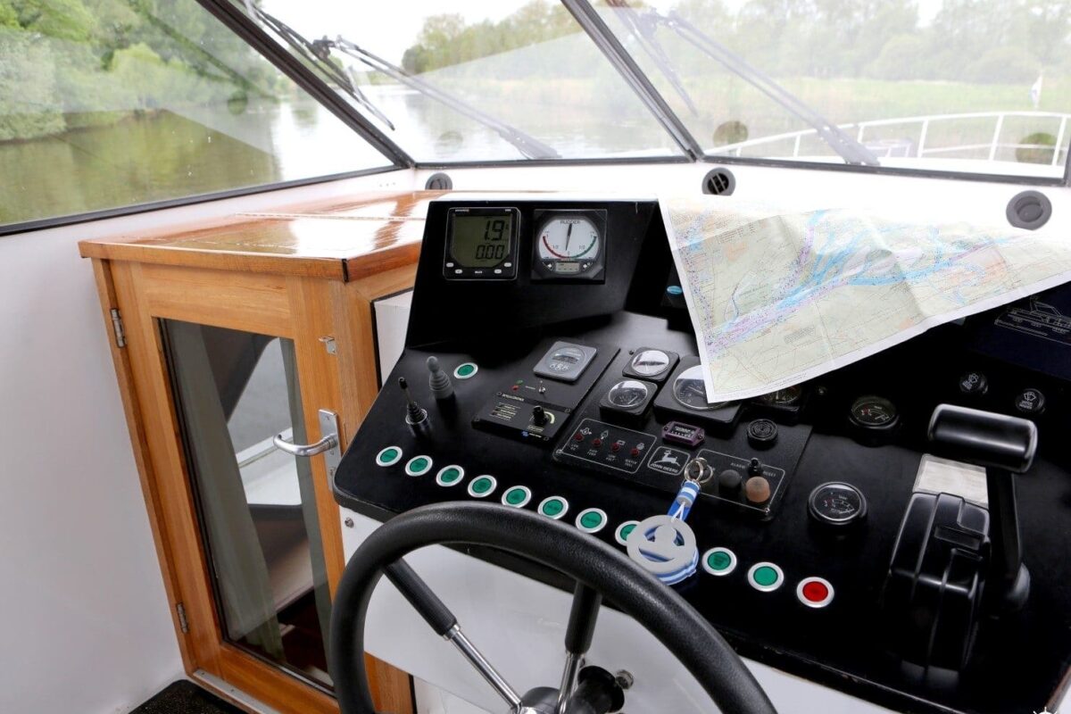 Steuerstand auf Motoryacht Royal