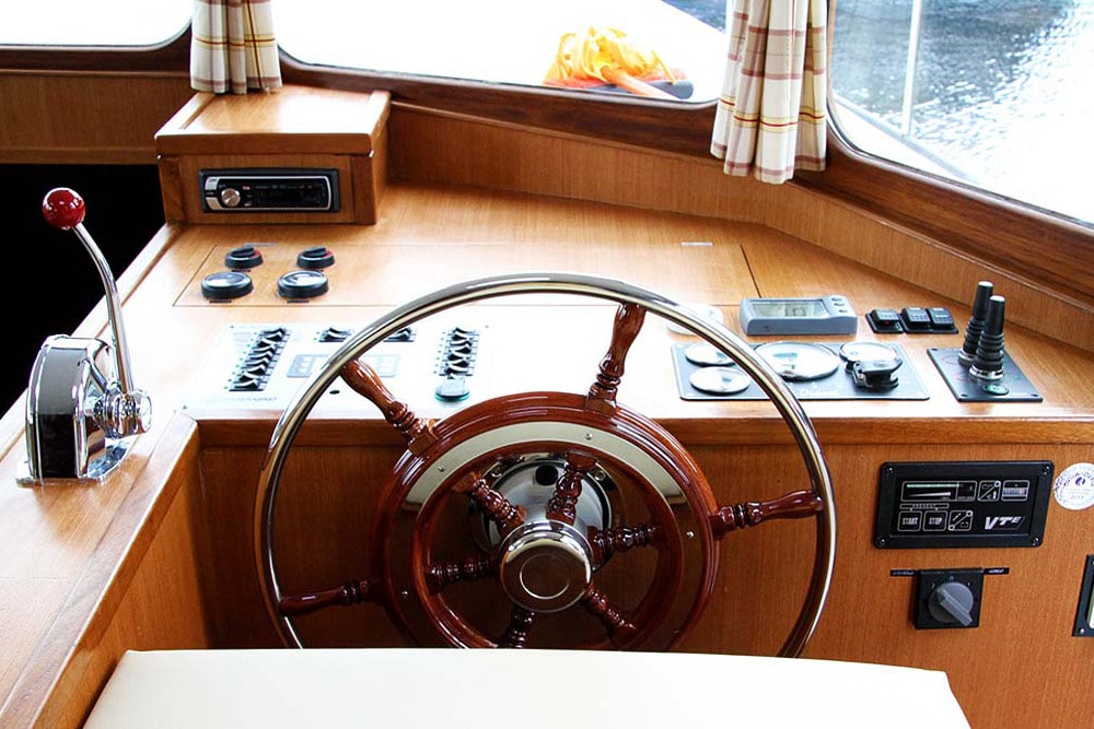 Innensteuerstand Motoryacht Passion Classic 15.00