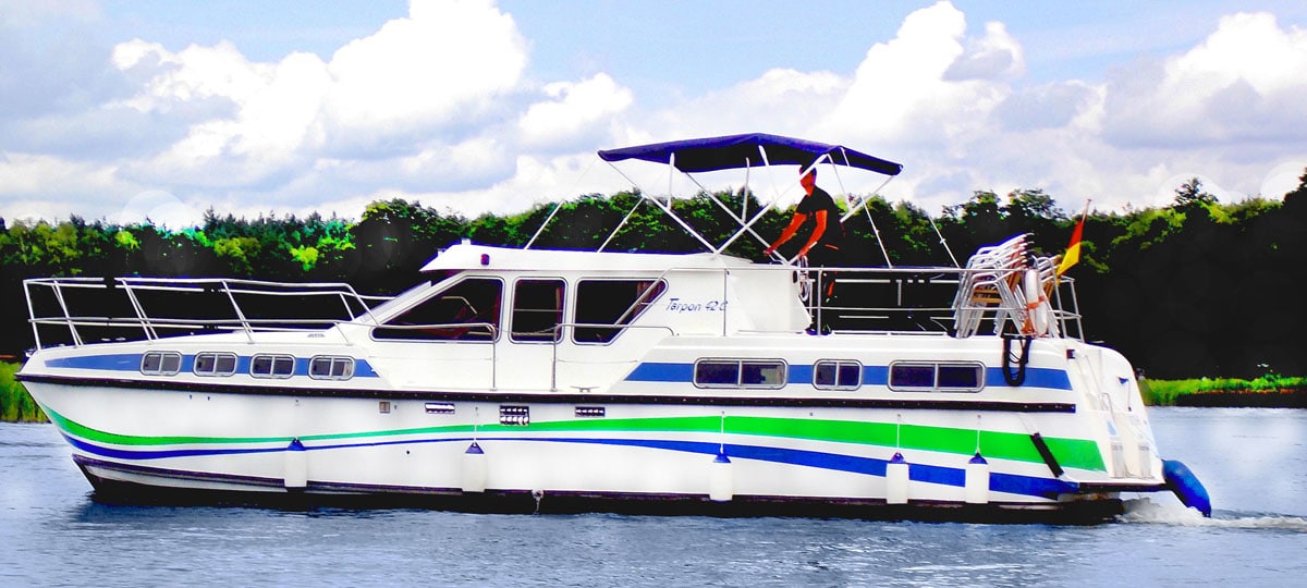Hausboot Tarpon 42 seitliche Ansicht