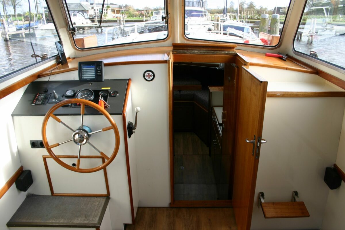 Steuerstand Tjeukemeer 900 Motorboot