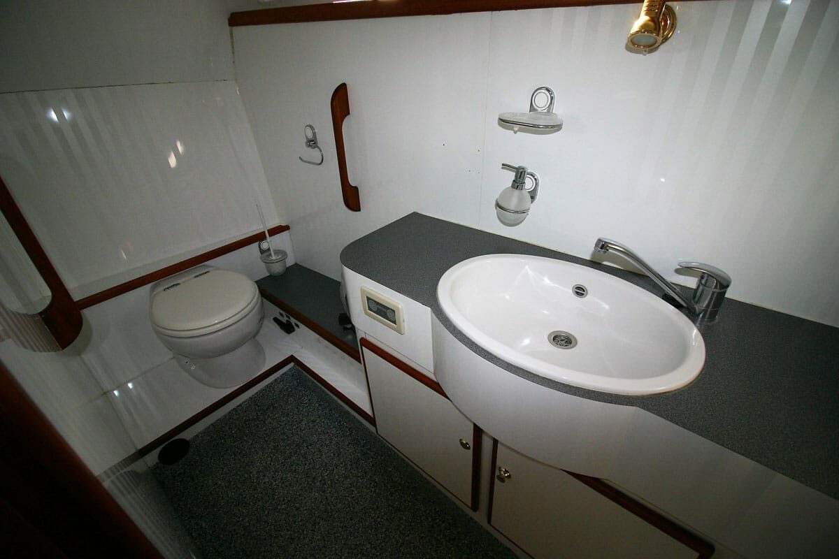 Toilette Motoryacht Privateer 37 Charente