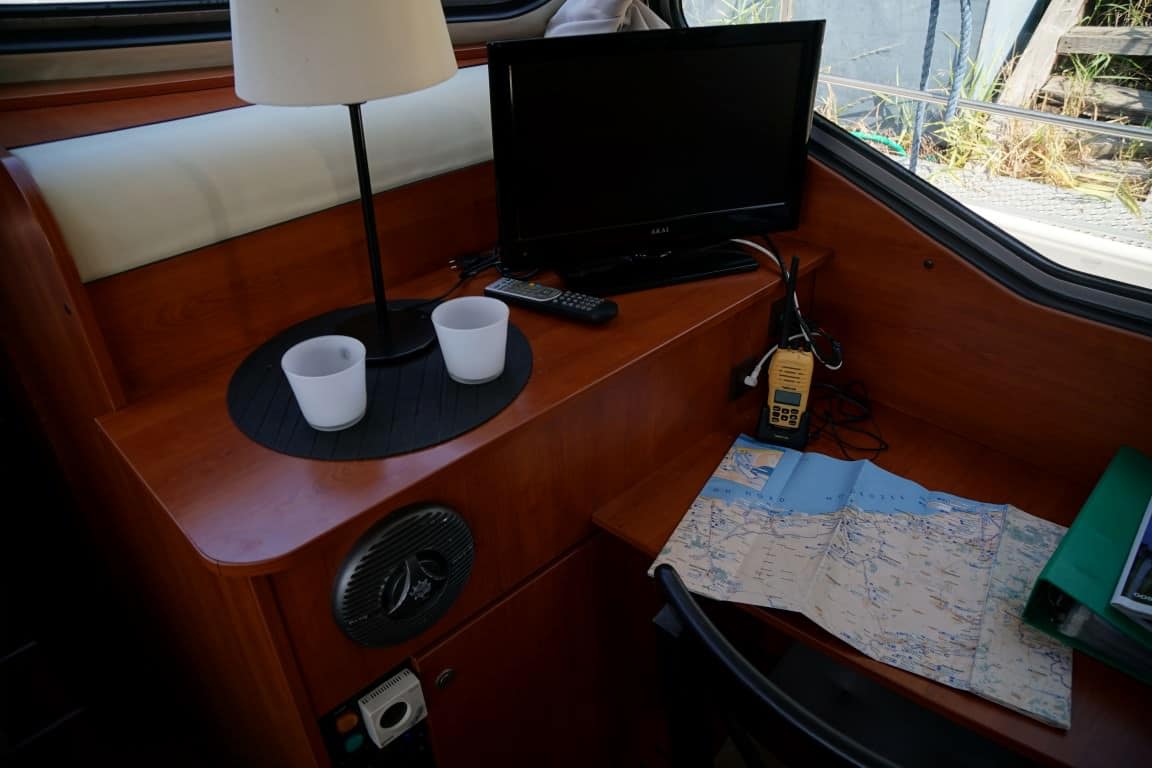 Schreibtisch mit TV Motorboot Ryna 1400