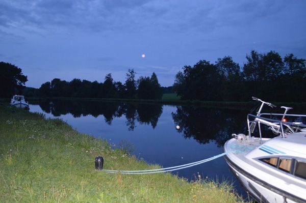 Übernachtung am Ufer mit dem Hausboot Burgund