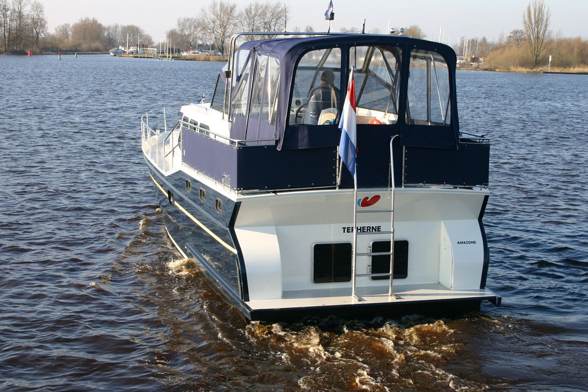 Heckansicht Motorboot Vacance 1200 Amazone