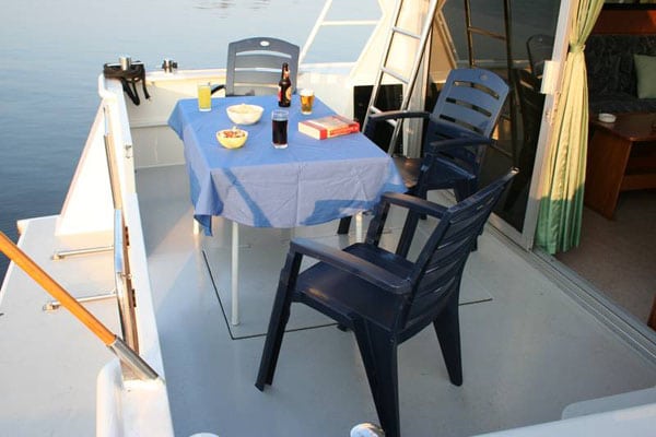 Außenbereich mit Tisch und Stühlen, Farbe vor Refit