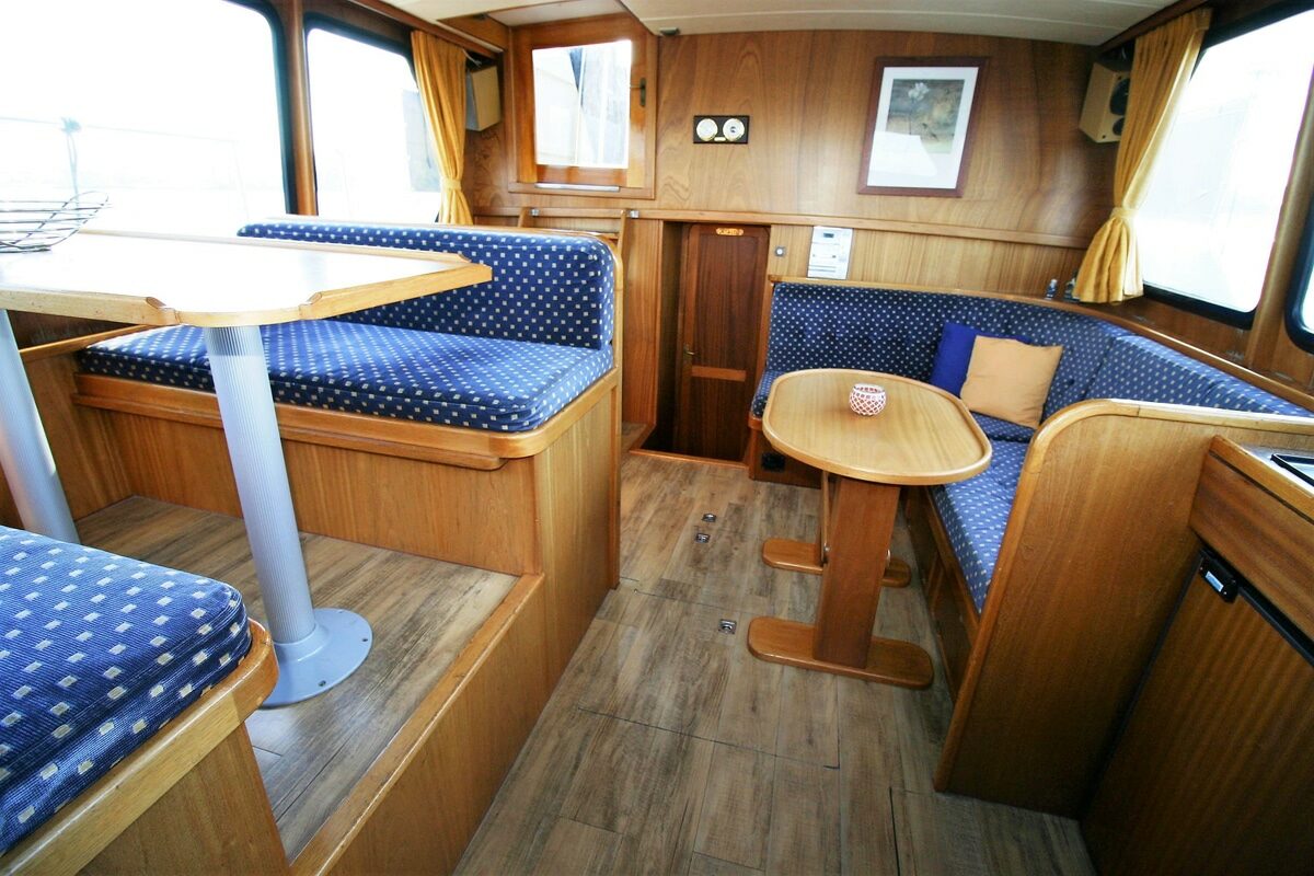 Wohnbereich Motorboot Valk Content 1300 Donau