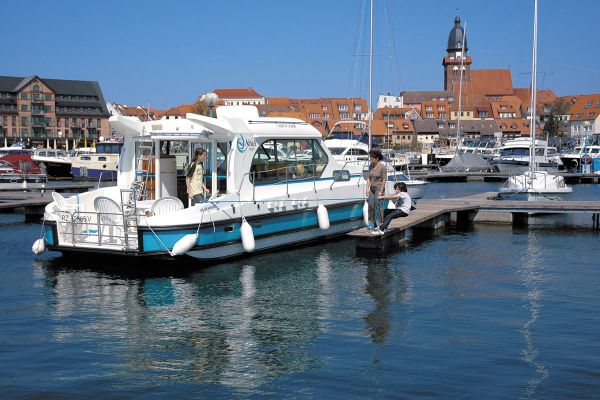 Hafen Waren an der Müritz Nicols Boot am Steg