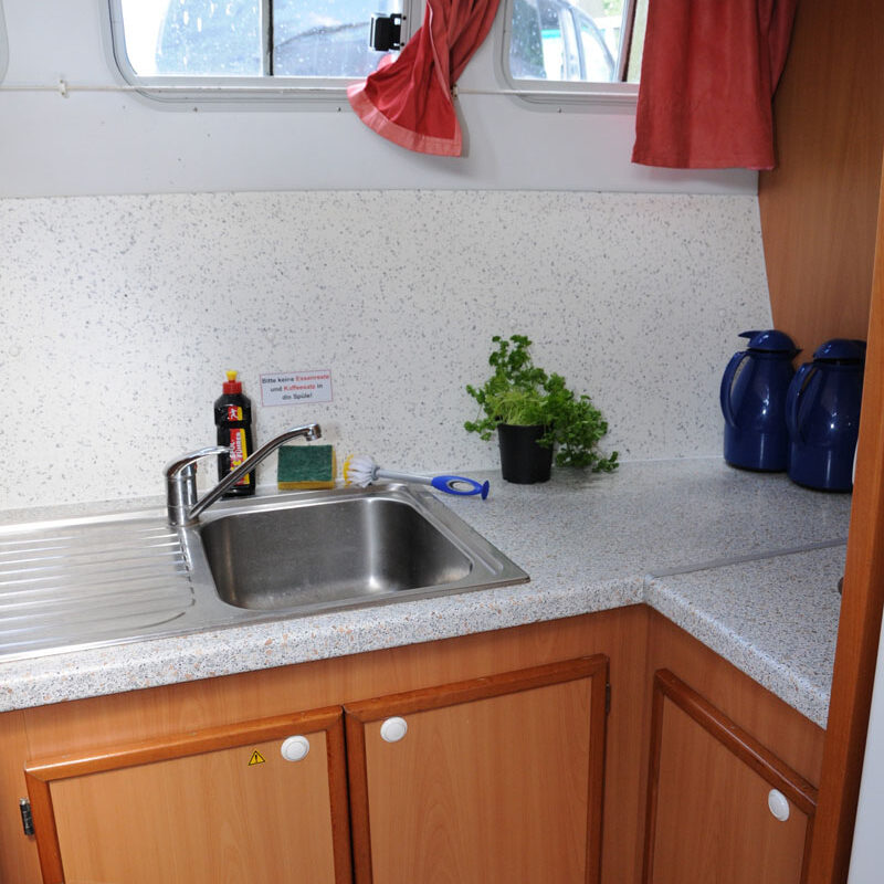 Küche und Spülbecken Tarpon Hausboot