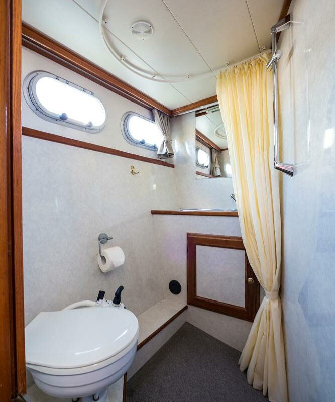 Nasszelle Toilette und Waschbecken