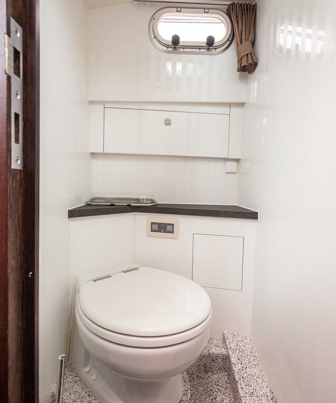 Toilette und Waschbecken auf Jetten 30