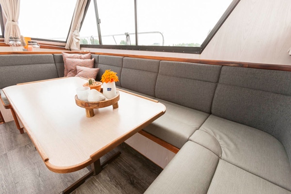 Sitzecke mit Tisch Motorboot Eagle 1250