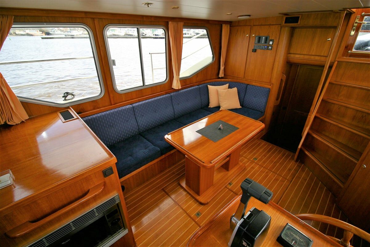 Wohnbereich Motoryacht Privateer 37 Charente