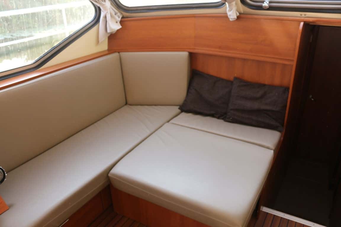 Wohnbereich Sitzcouch Motorboot Ryna 1400