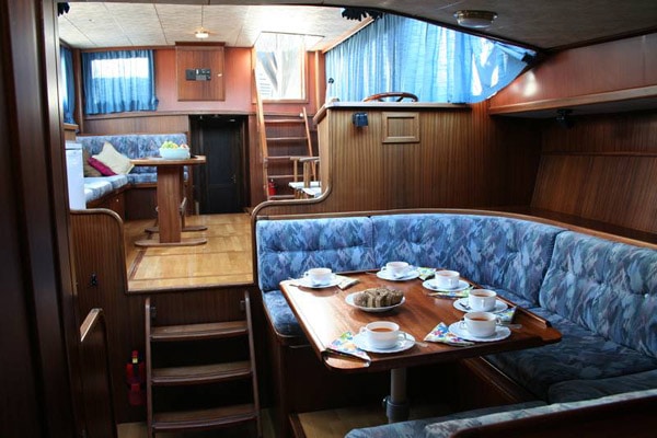 Wohnbereich der Motoryacht Tyvano 1340 Surrender