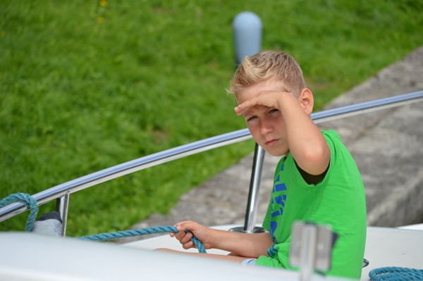 Kinder auf dem Hausboot beim Schleusen