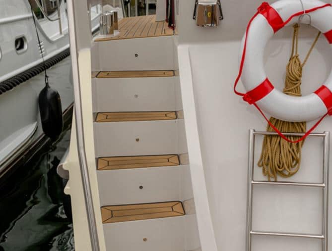 Treppe zur Badeplattform