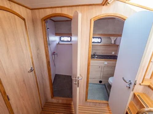 Blick auf Toilette und Dusche Flur