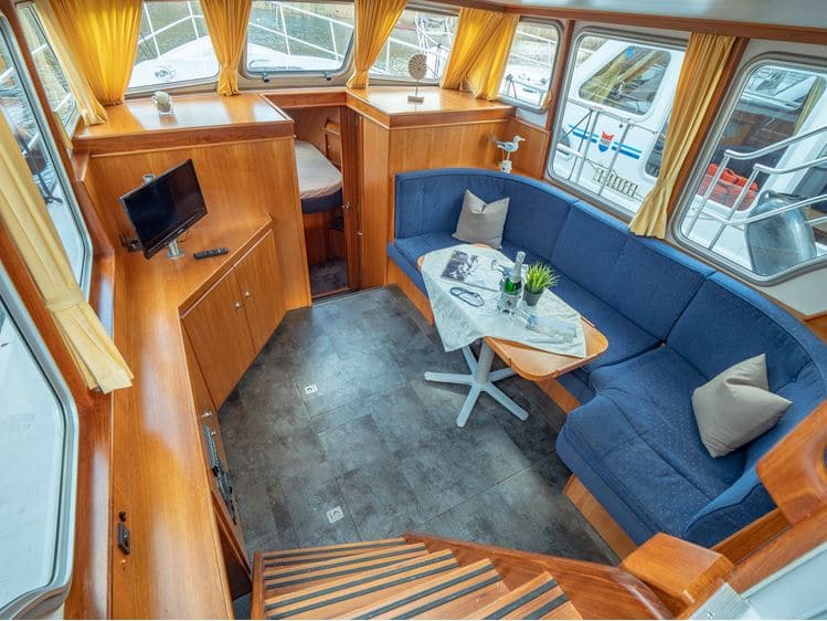 Salon und Sitzecke auf Skiron 35