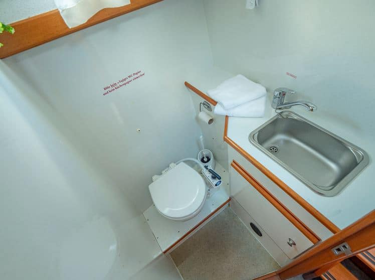 Waschbecken und Toilette Skiron 35