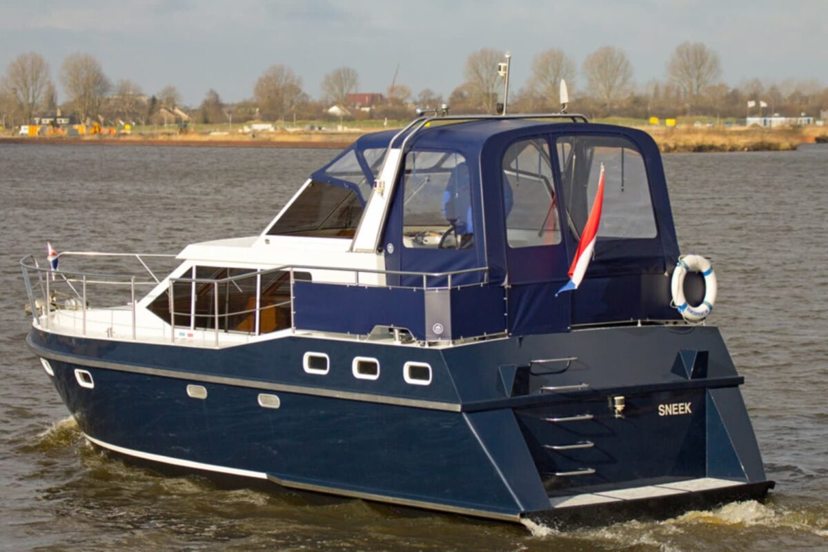 Heckansicht Motorboot Tauris