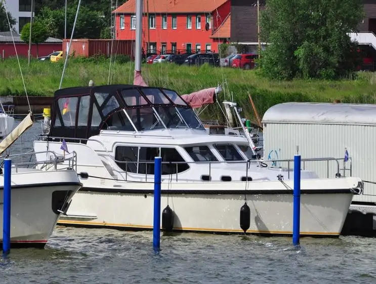 Am Anleger mit Motoryacht Gruno 37