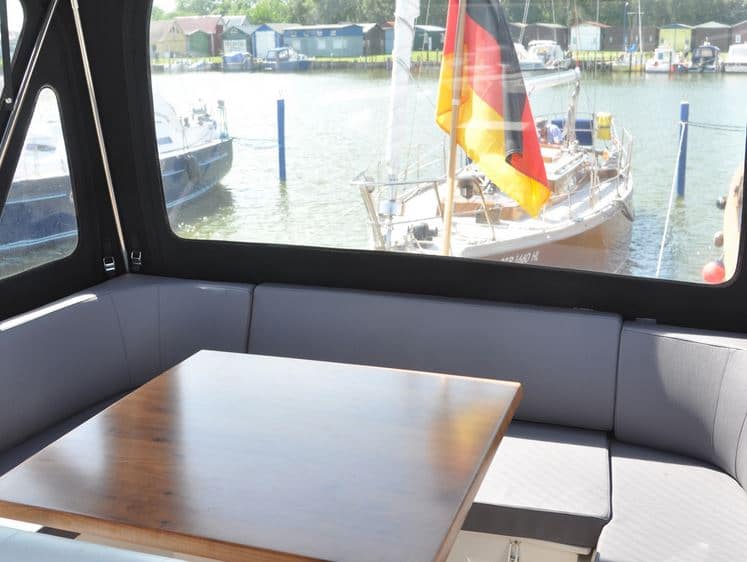 Sitzecke Außendeck auf Motoryacht