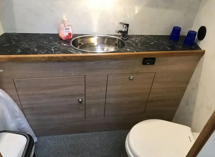 Toilette und Nasszelle Gruno 37