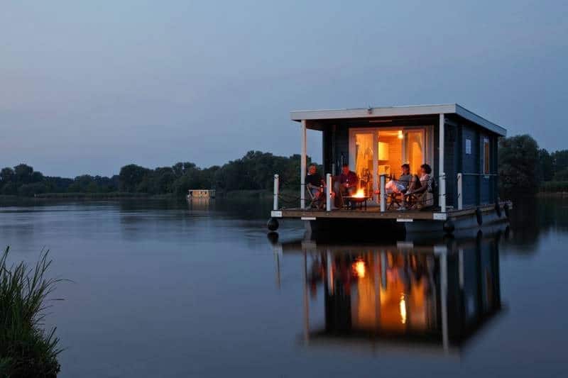 Bungalowboot Bunbo am Abend