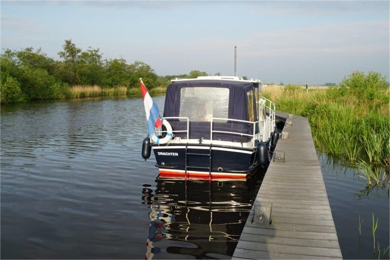 Heckansicht Motorboot Doerak 850 Eau Sauvage